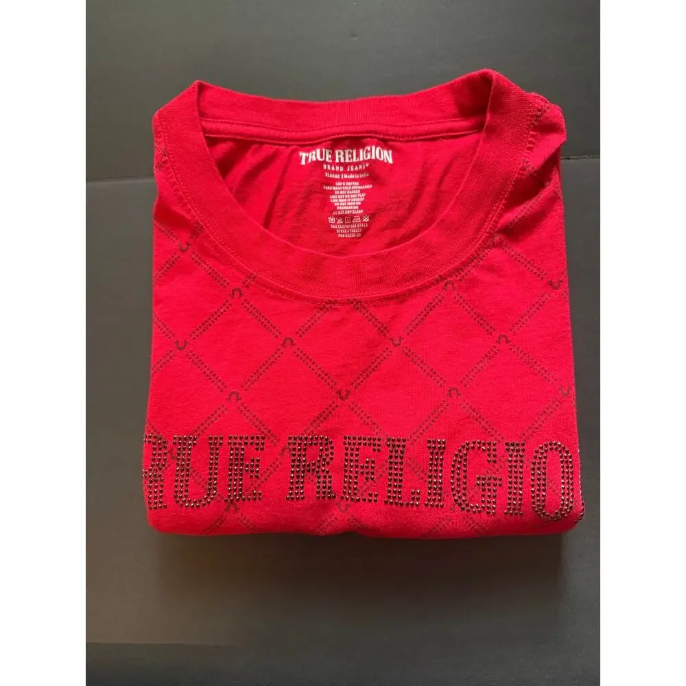 True Religion Men’s XL Red Horseshoe Pattern Tee – Bold Logo Graphic Shirt